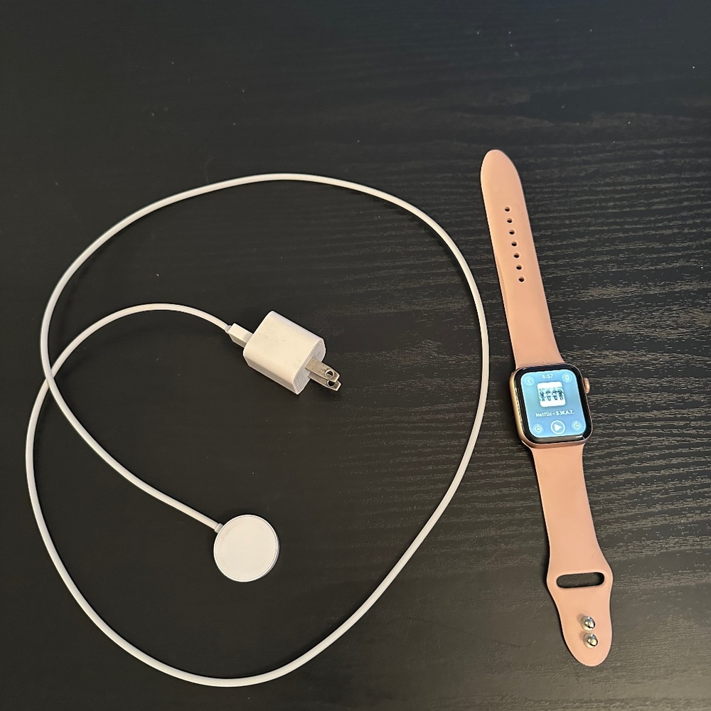 Pink Apple Watch 40 MM